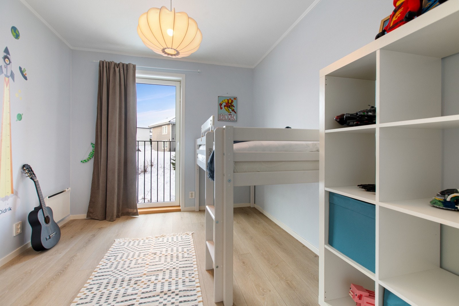 I denne etasjen finner du to soverom. Det første benyttes i dag som barnerom, og fremstår som et lyst og hyggelig rom med gode bruksmuligheter. Galleribilde