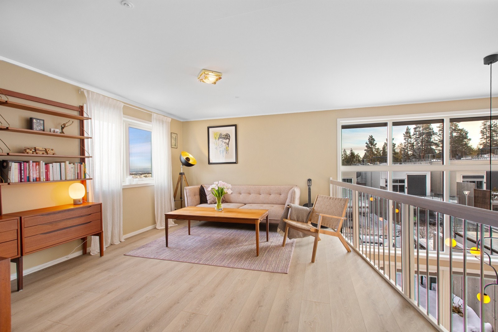 Eiendommen fremstår med delikate, tidløse fargetoner som spiller fint sammen med gulvene. Galleribilde