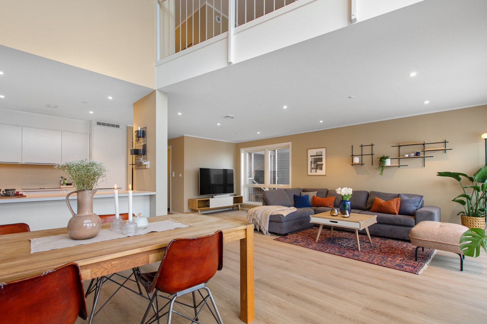 Rommet er utstyrt med godt med downlights i himlingen, som gir en jevn og behagelig belysning. Galleribilde