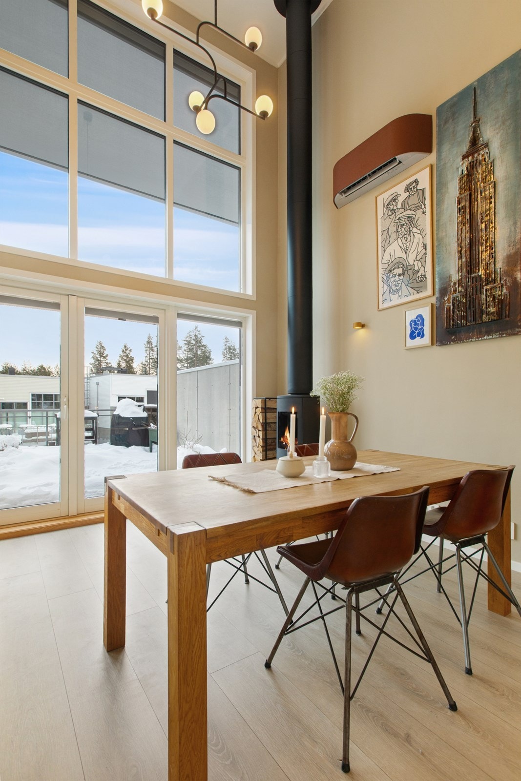 Det er installert elektriske screens på de øverste vinduene i denne delen av stuen, mens øvrige vinduer her er utstyrt med stilrene plisségardiner. Galleribilde