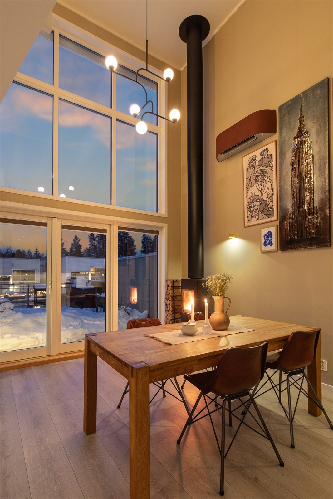 I stuen er det installert både varmepumpe med aircondition-funksjon og peisovn, noe som sikrer et behagelig inneklima og god komfort året rundt. Galleribilde