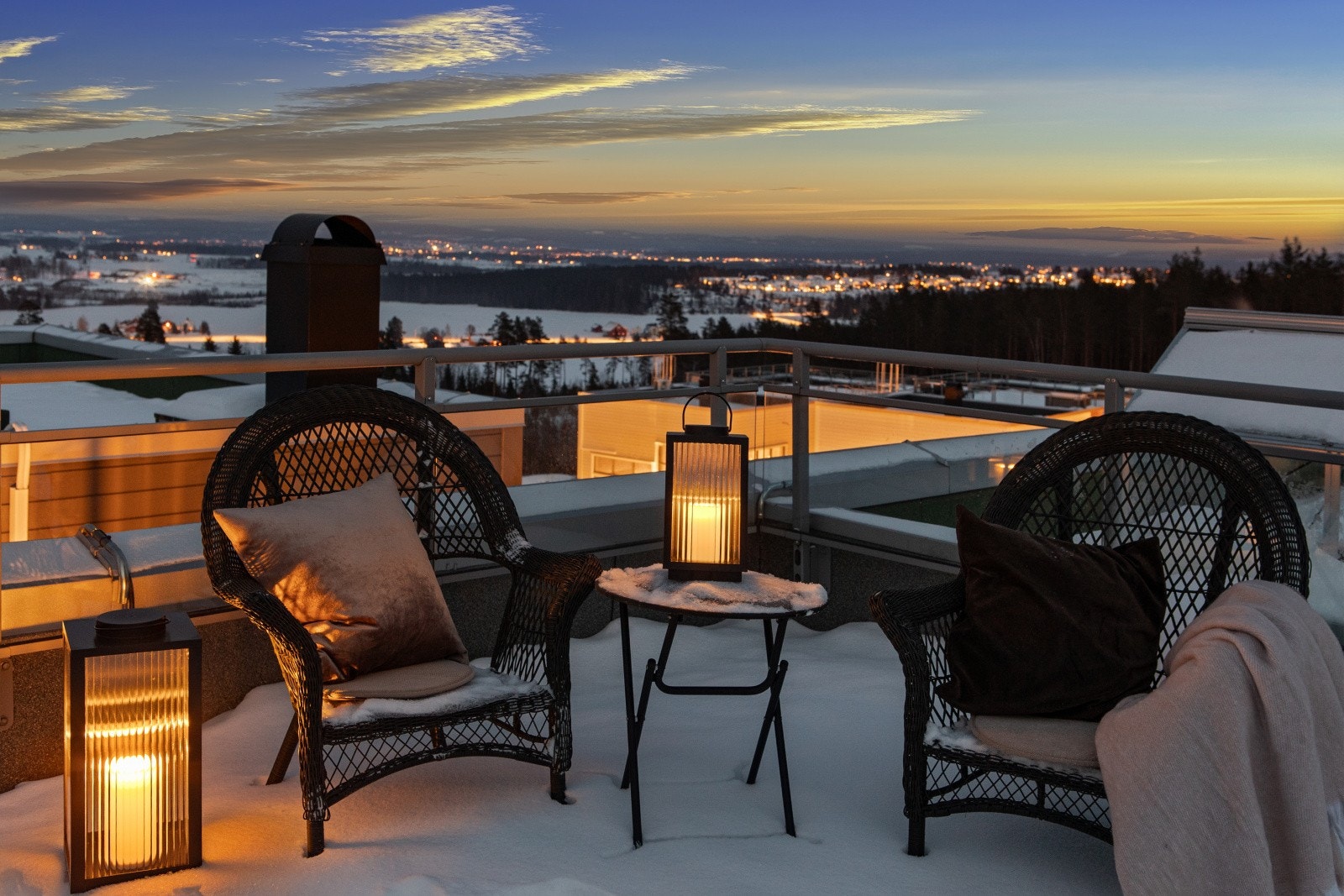 Nyt en nydelig utsikt fra den romslige takterrassen på ca. 54 kvm - et fantastisk uterom med god plass til både loungemøbler, spisegruppe og sosiale sammenkomster. Galleribilde