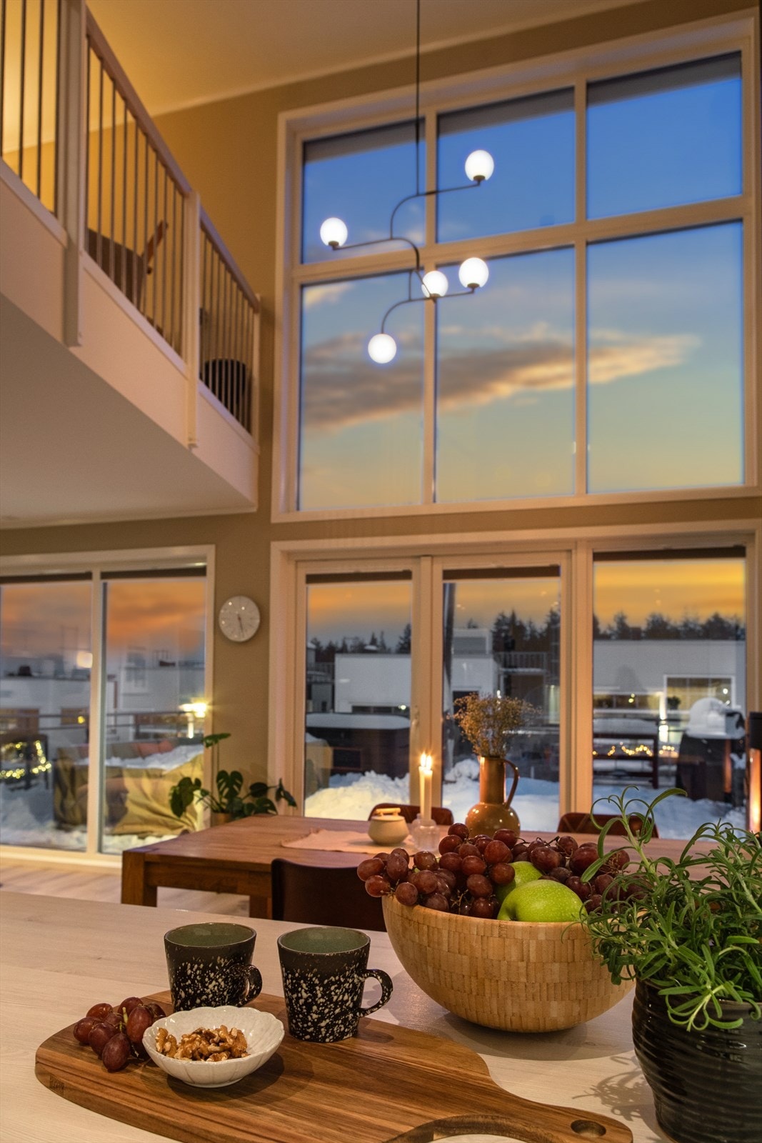 Store vindusflater over to etasjer gir rommet et fantastisk lysinnslipp og skaper en lys, luftig og åpen atmosfære med en imponerende romfølelse. Galleribilde