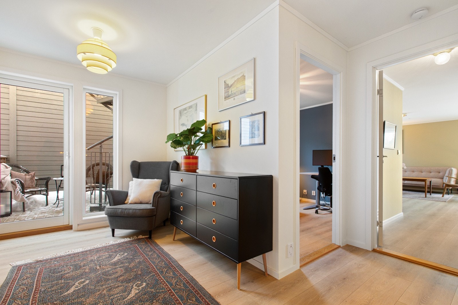 I toppetasjen ønskes man velkommen av en romslig gang, med utgang til en terrasse på ca. 13 kvm samt en imponerende takterrasse på ca. 54 kvm. Galleribilde