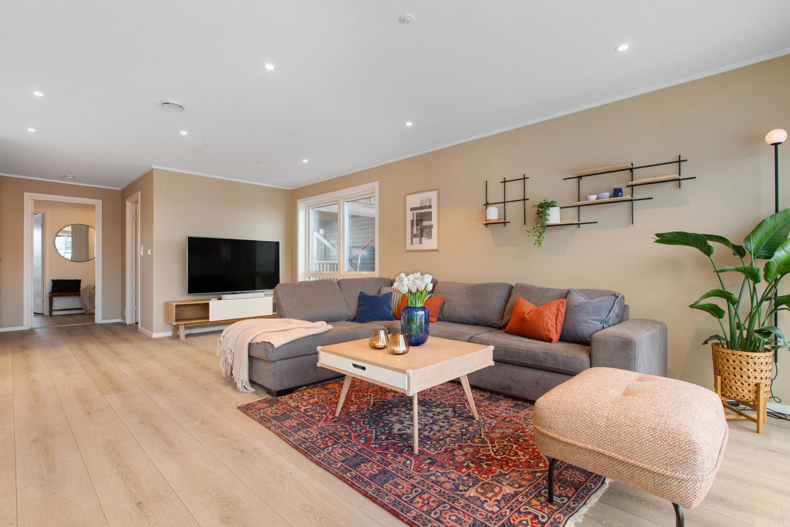 Videre inn i boligen ligger stuen, som har en god størrelse og byr på rikelig med plass til både sofagruppe og spiseområde. Galleribilde