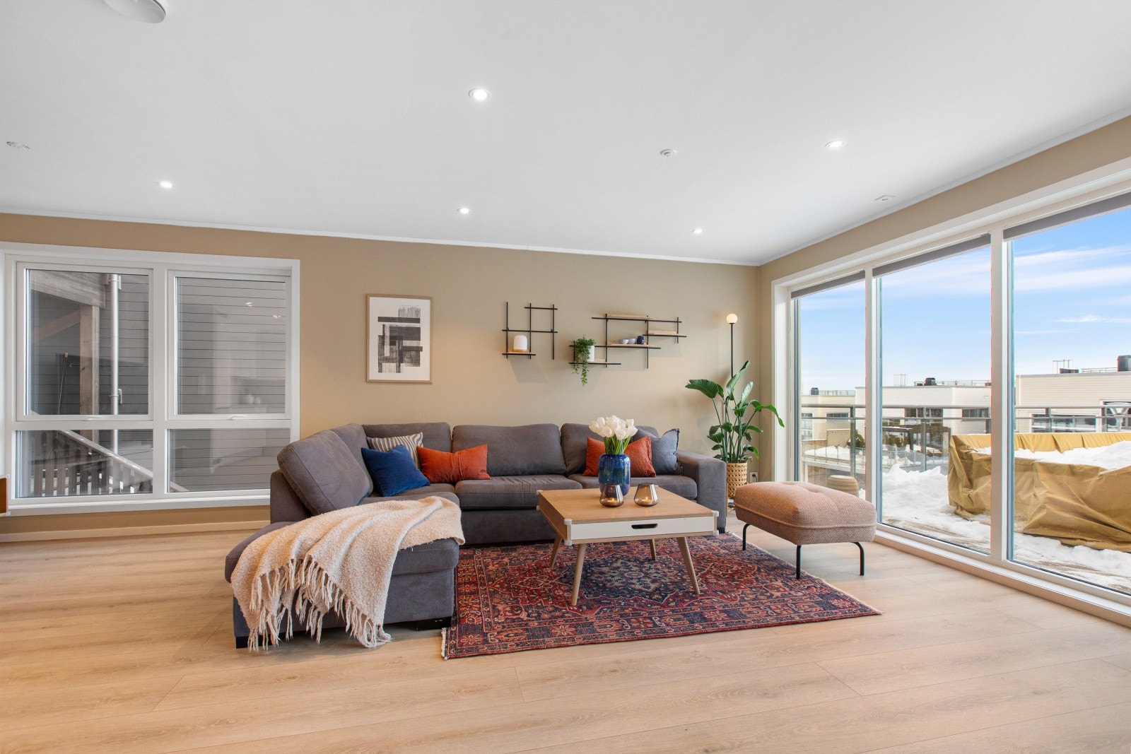 Store vindusflater og skyvedører ut til terrassen gjør uteplassen til en naturlig og flott forlengelse av stuen, og bidrar samtidig til rikelig med lys og en luftig romfølelse. Galleribilde