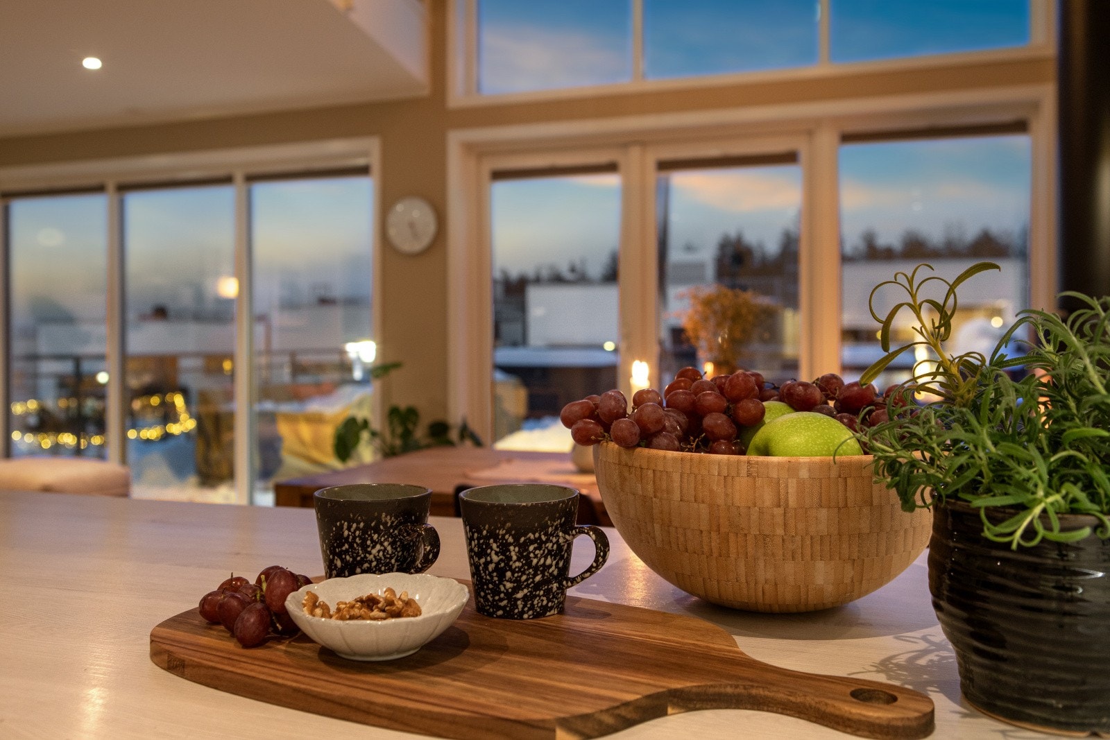 Kjøkkenet ligger i åpen løsning mot stuen, noe som skaper en sosial og innbydende atmosfære med gode soner for både matlaging og samvær. Galleribilde