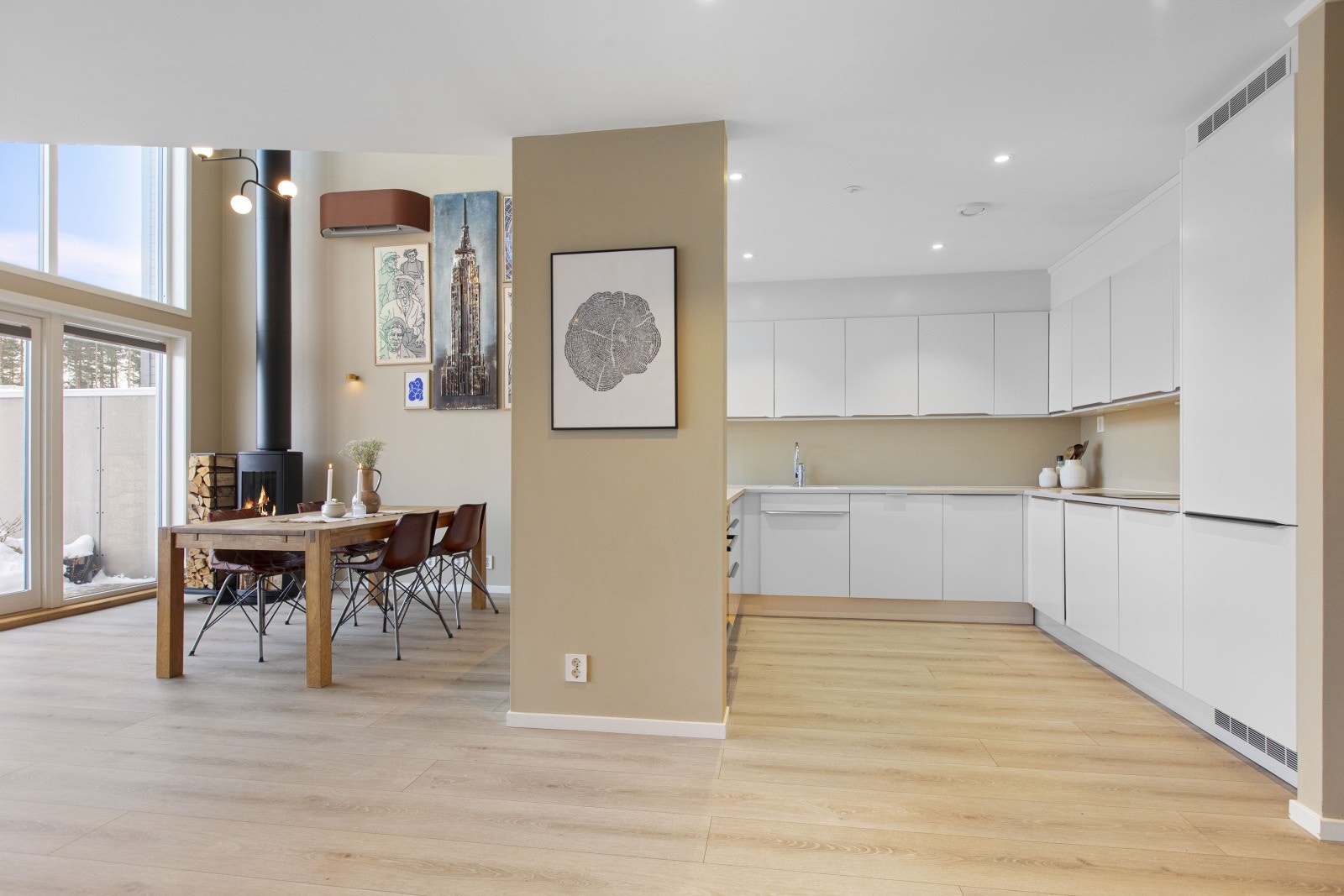 Stort og tidløst kjøkken i åpen løsning mot stuen, som skaper en sosial og luftig romfølelse. Galleribilde