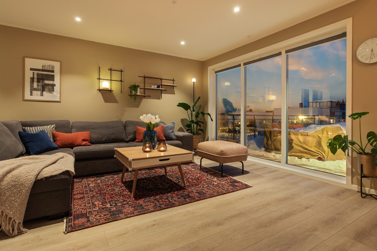 Familievennlig stue med rikelig plass til både spisebord og sofagruppe - perfekt for hyggelige hverdager og sosiale sammenkomster. Galleribilde