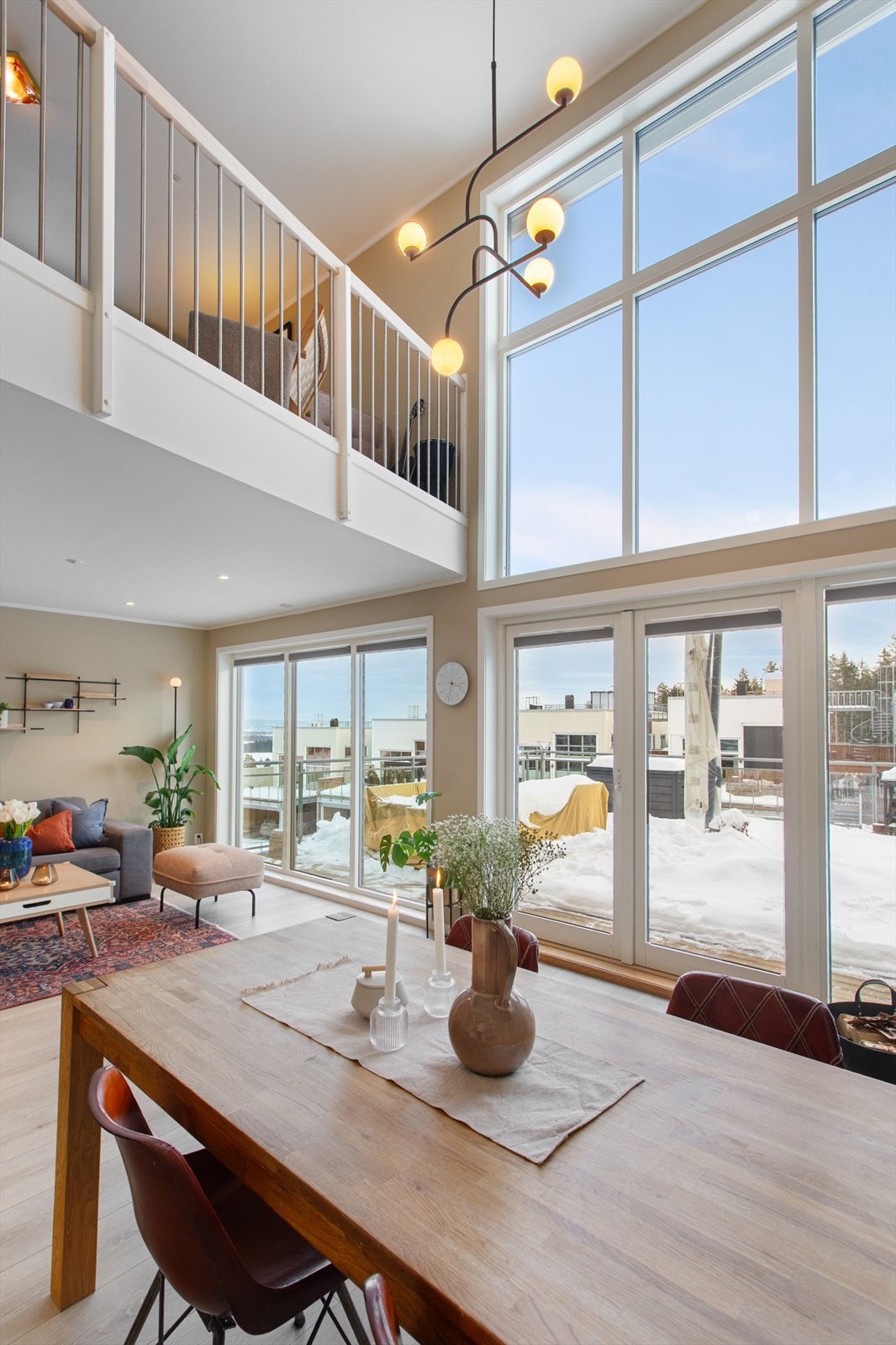 Den imponerende takhøyden løfter romfølelsen og setter virkelig prikken over i-en. Galleribilde