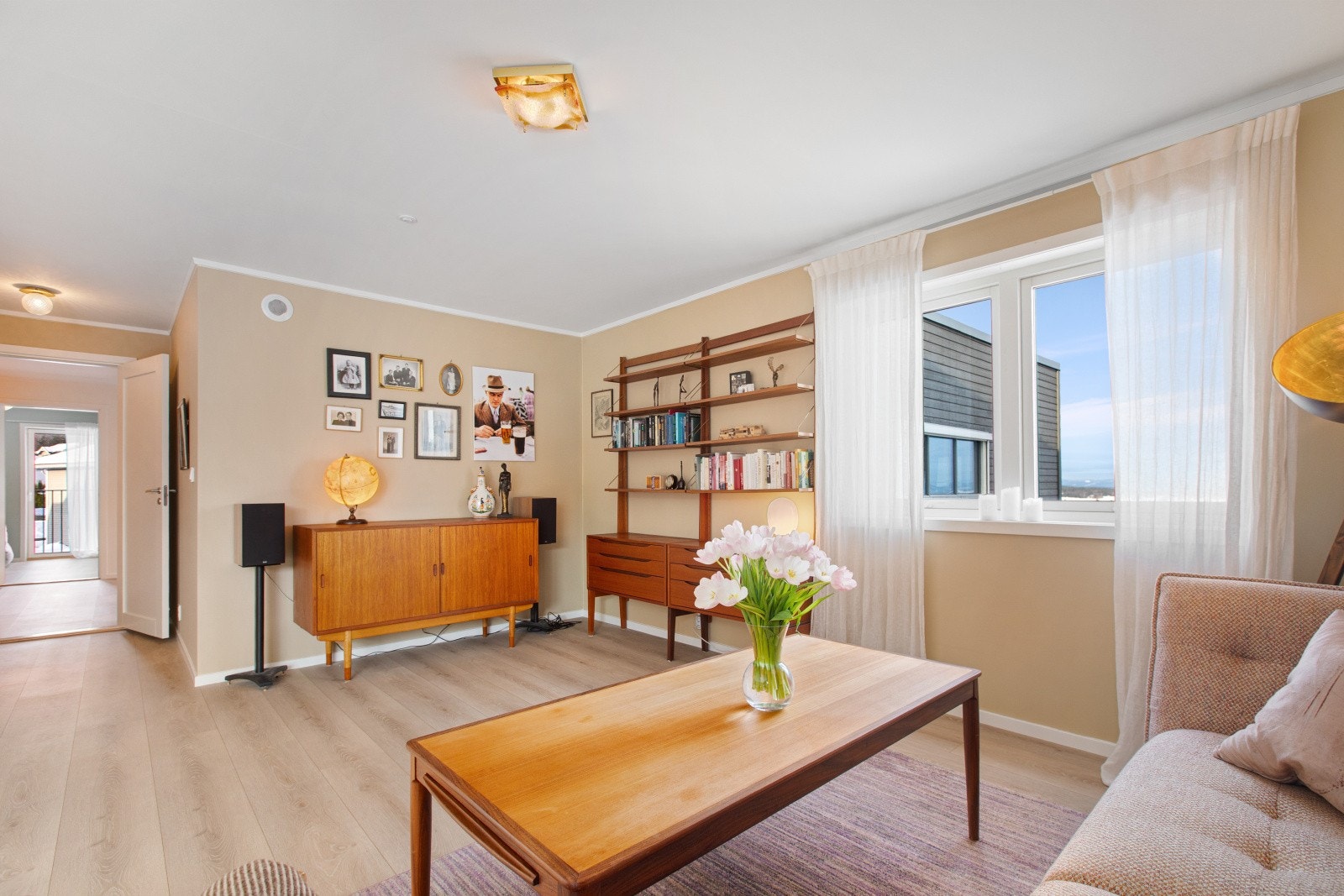 Rommet passer perfekt som TV-stue i denne etasjen - ideelt for avslapning og sosiale kvelder. Galleribilde