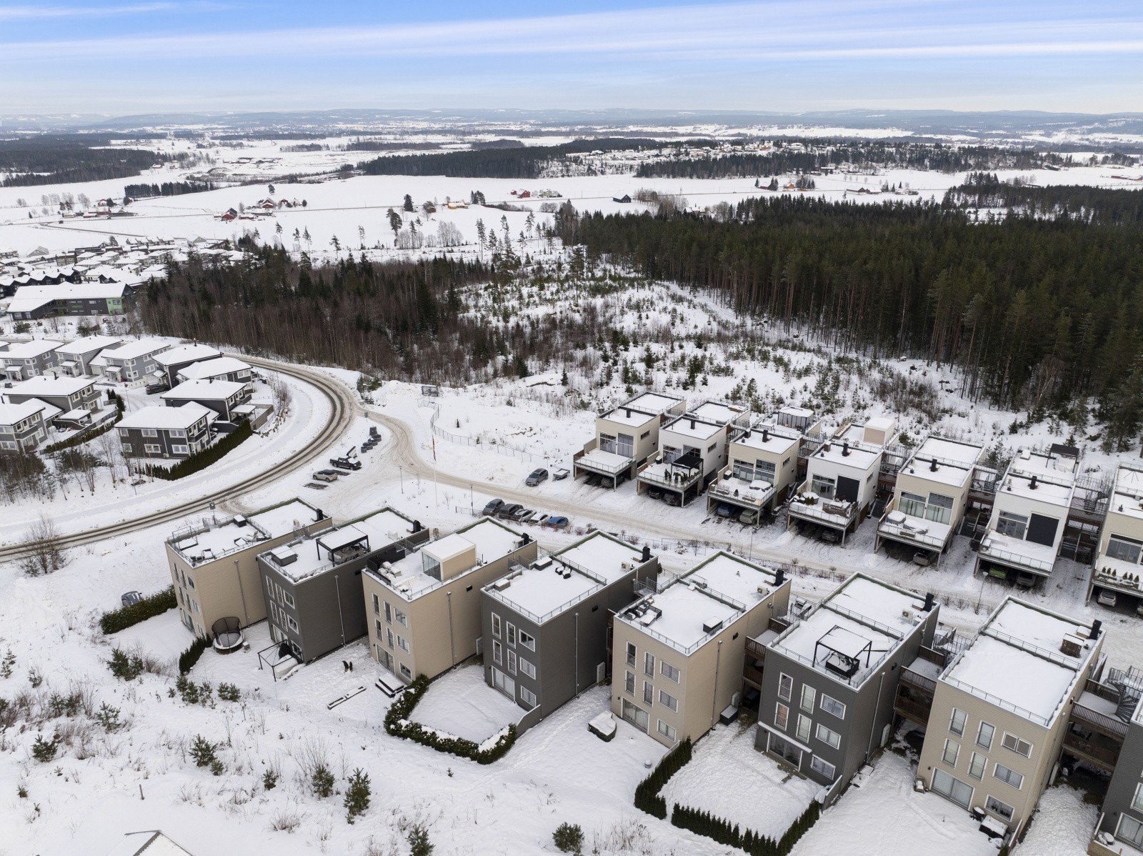 Neskollen er et ettertraktet og ideelt område for barnefamilier. Herfra er det kort vei til Jessheim, samtidig som du har enkel adkomst til E6. Velkommen til visning! Galleribilde