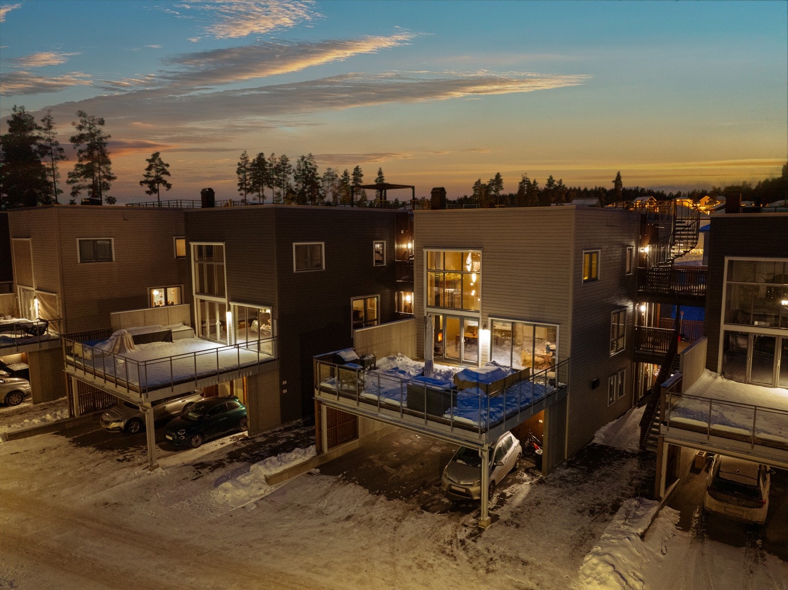 Tyren 17 er en moderne familiebolig over to etasjer, med både takterrasse, en romslig terrasse med utgang fra stuen og uteplass ut fra 3 etasje. Parkering i carport med elbil-lader samt ekstra parkeringsplass på fellesområde. Galleribilde