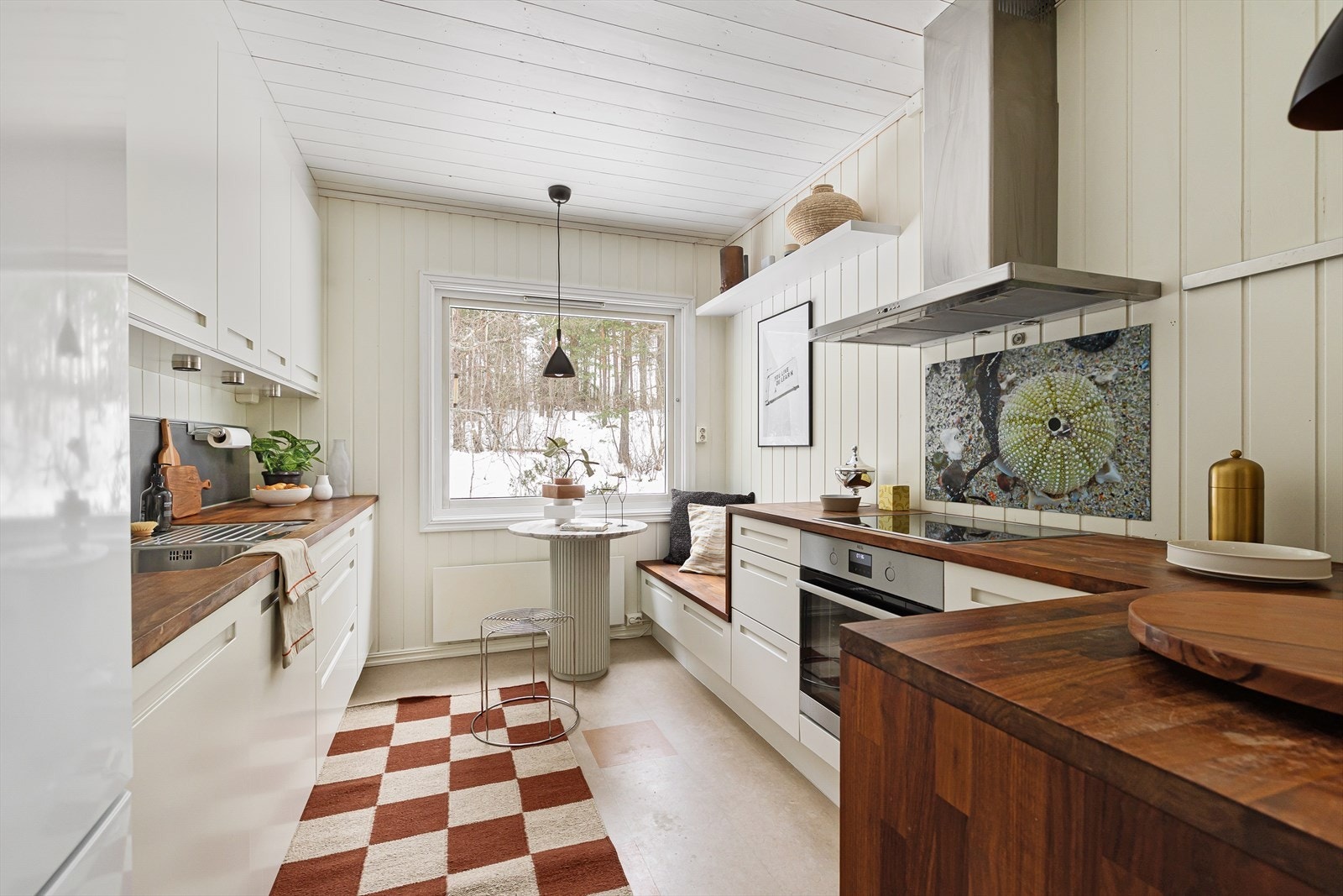 HTH- kjøkkenet fra 2011. Hvite fronter og heltre valnøtt benkeplater. Galleribilde