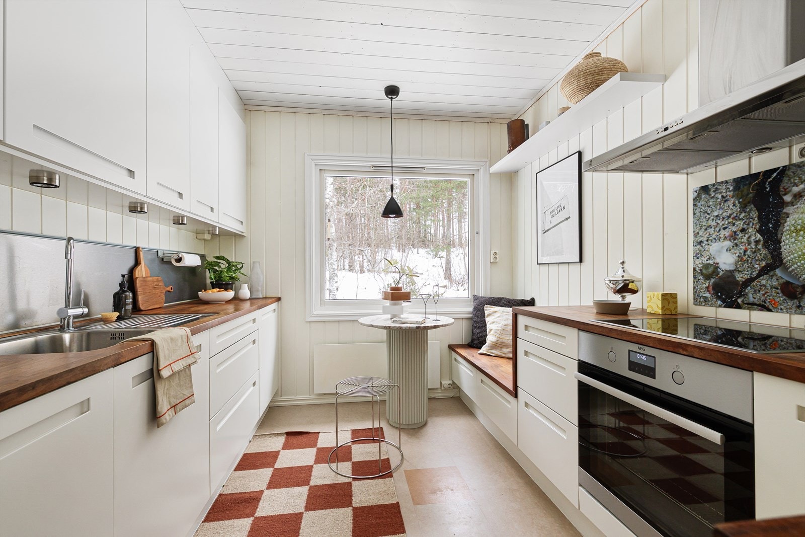 Vindu sørger for godt lys også på kjøkkenet. Fredelig utsikt mot skog og hage. Galleribilde