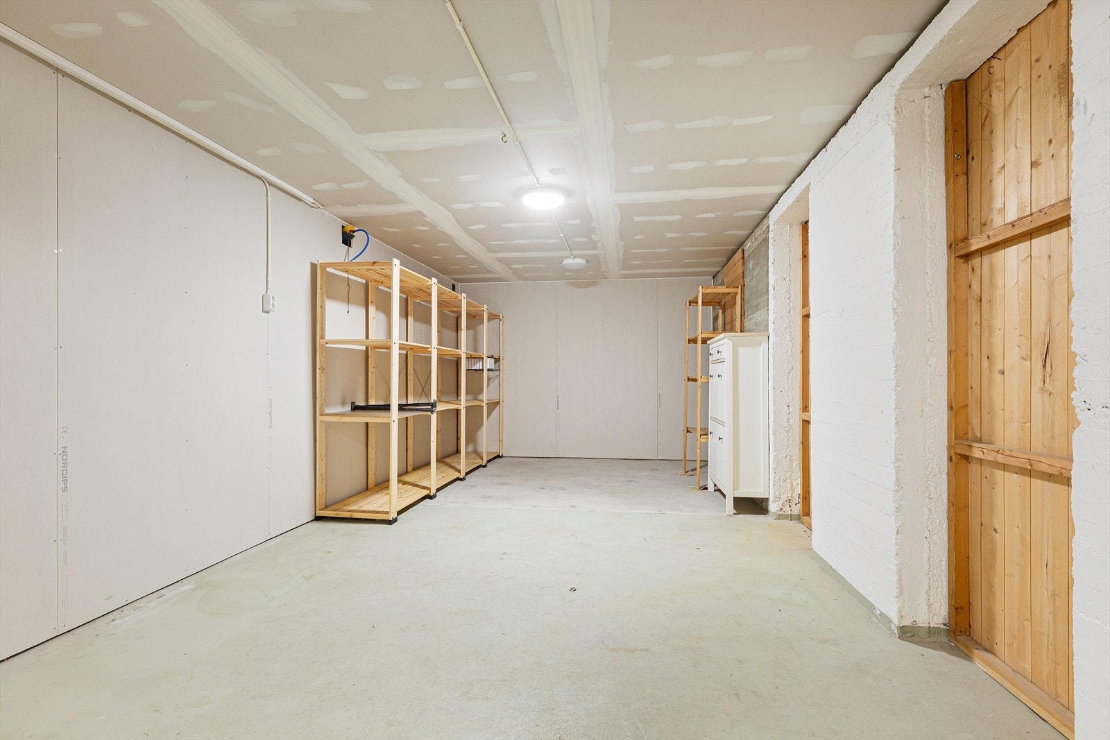 I kjelleren har du hele 30 kvm å boltre seg på, og rommet har flere bruksmuligheter. Galleribilde