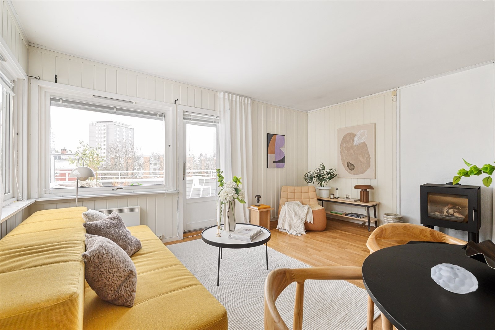 Stuen er lys og stor, og kan møbleres etter behov. Galleribilde