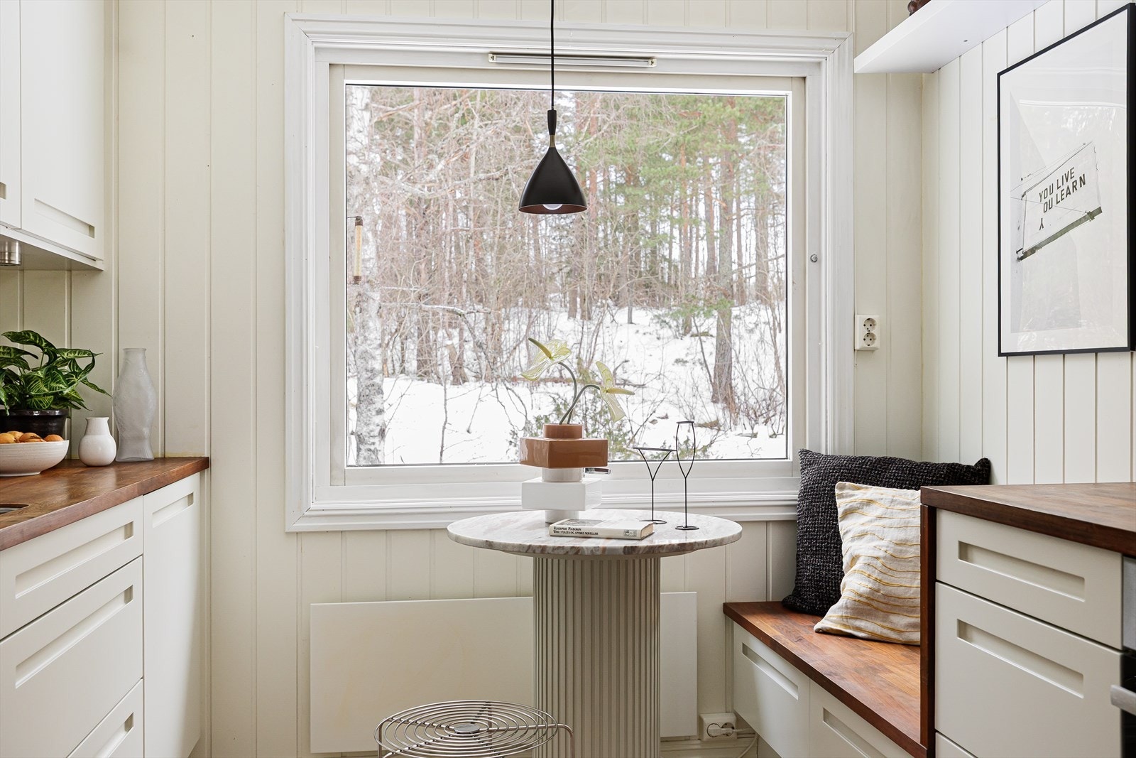 Egen spisekrok, et perfekt sted for frokosten eller morgenkaffen - fin internbeliggenhet med utsyn rett ut i skogen. Galleribilde