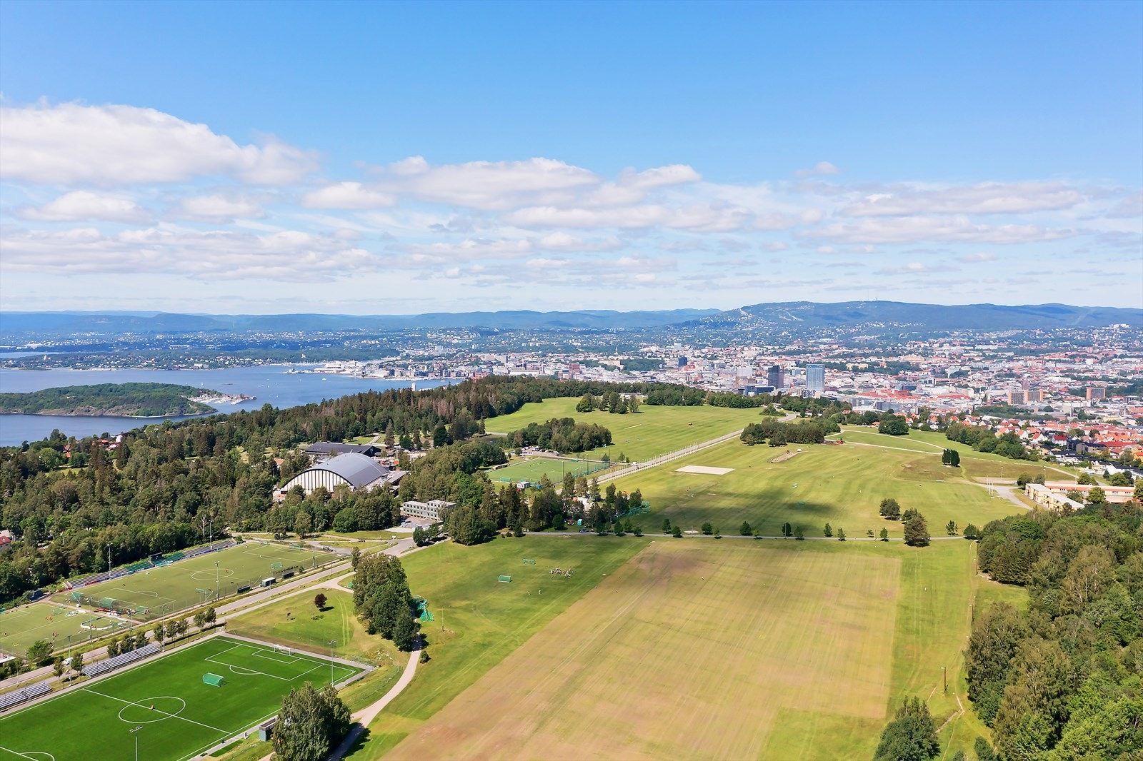 Ekebergsletta ligger like i nærheten og byr på gode turmuligheter, samt treningsområde for fortball. Galleribilde
