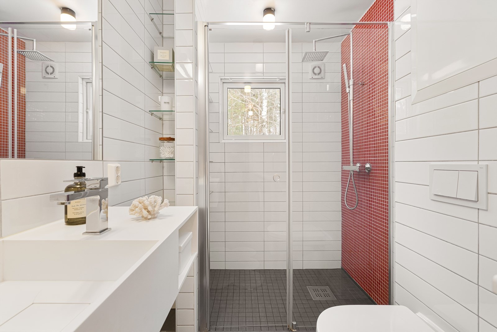 Deler av gangen ble tatt inn for å få et større bad i 2014. Arkitekttegnet hylleløsning ved servant og i dusjsone. Galleribilde