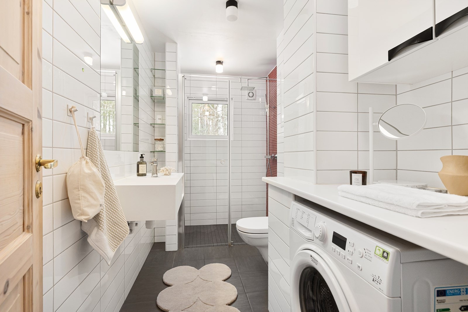 Badet var nytt i 2014, og det er fliser på gulv og vegger. Galleribilde