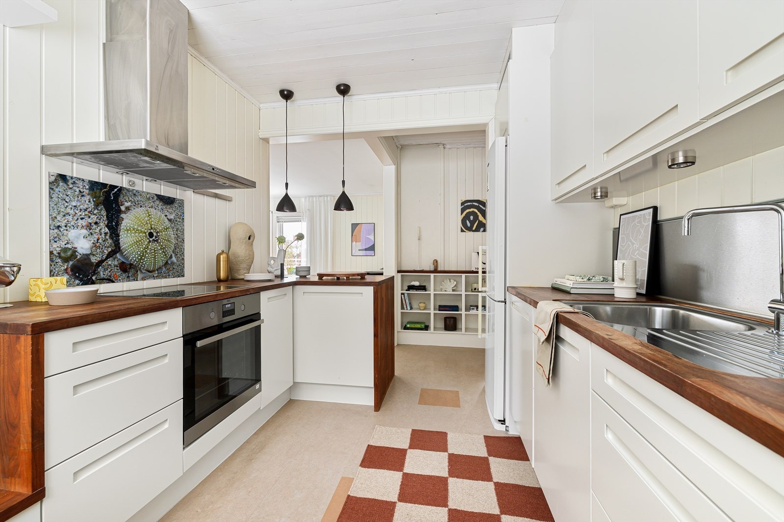 Ventilator er med kullfilter, og det er integrerte hvitevarer bortsett fra kjøleskap. Galleribilde