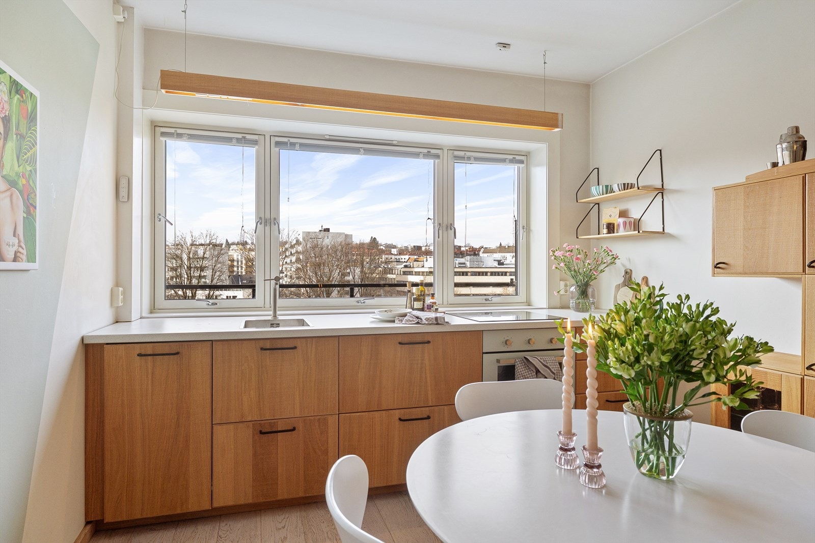 Kjøkkenet er utstyrt med en moderne innredning fra IKEA med fronter i eikefiner, som gir et varmt og stilrent uttrykk. Galleribilde