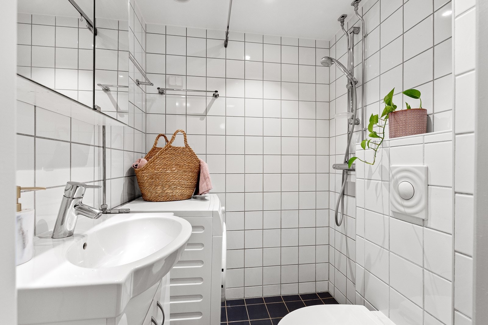 Badet ble oppusset i regi av borettslaget i 2008. Her er det fliser på gulv og vegger, og varmekabler i gulv for ekstra komfort i hverdagen. Galleribilde