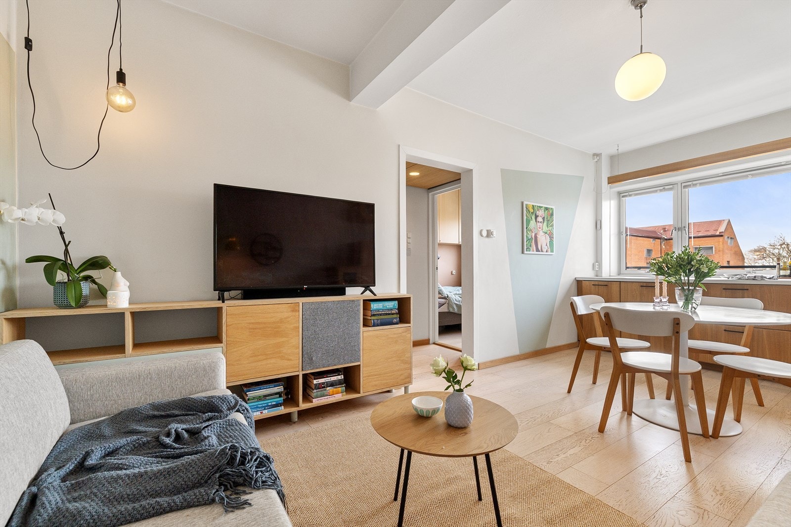 Leiligheten har parkettgulv og malte vegger og himlinger i lyse fargetoner, som gir et lyst, helhetlig og innbydende uttrykk. Galleribilde