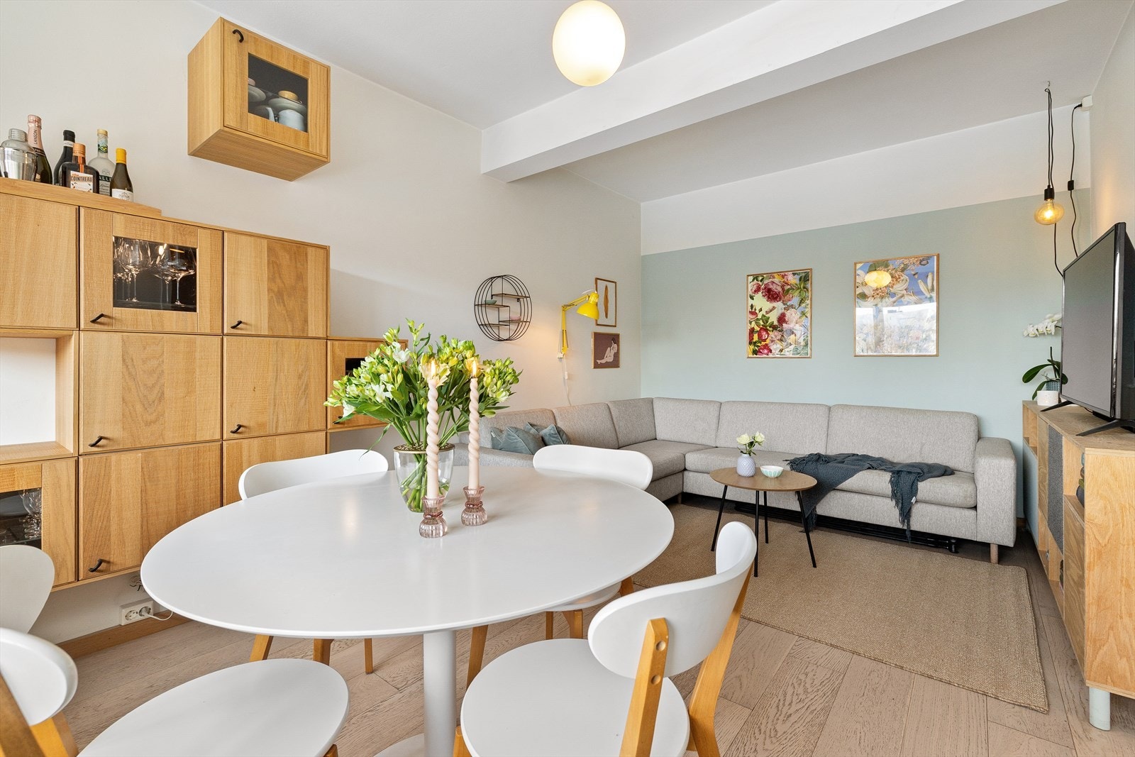 God plass til spisebord mellom de to sonene. Her kan det nytes herlige måltider i godt selskap. Galleribilde