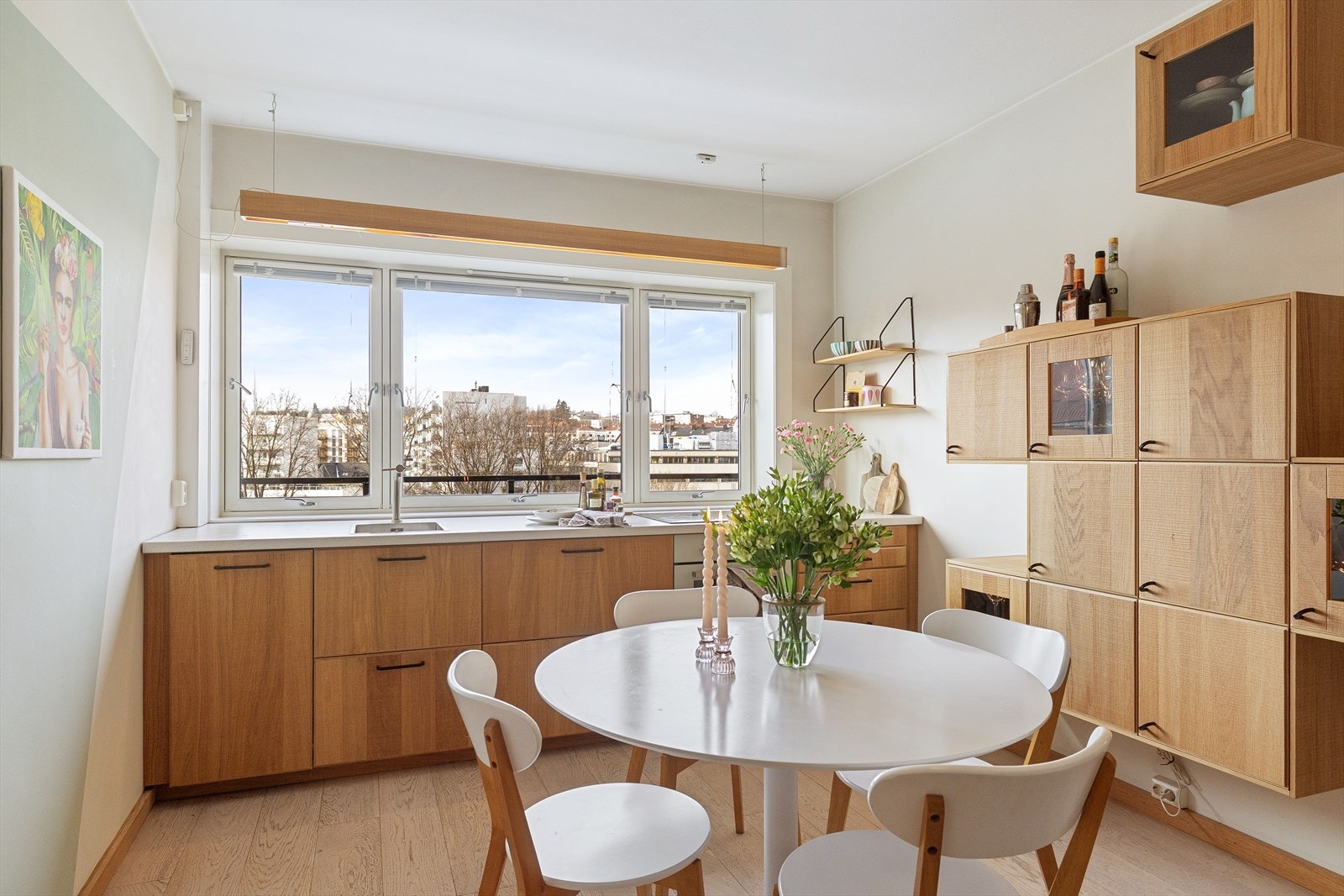 Kjøkkenet har en fin plassering under vindu som sørger for svært godt med lys. Galleribilde