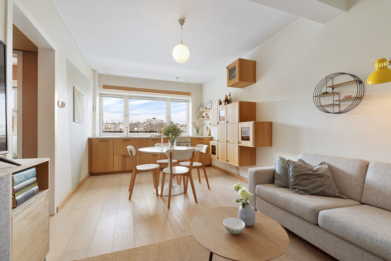 Leiligheten byr på en sosial, luftig og åpen stue- og kjøkkenløsning som oppleves både innbydende og funksjonell. Galleribilde