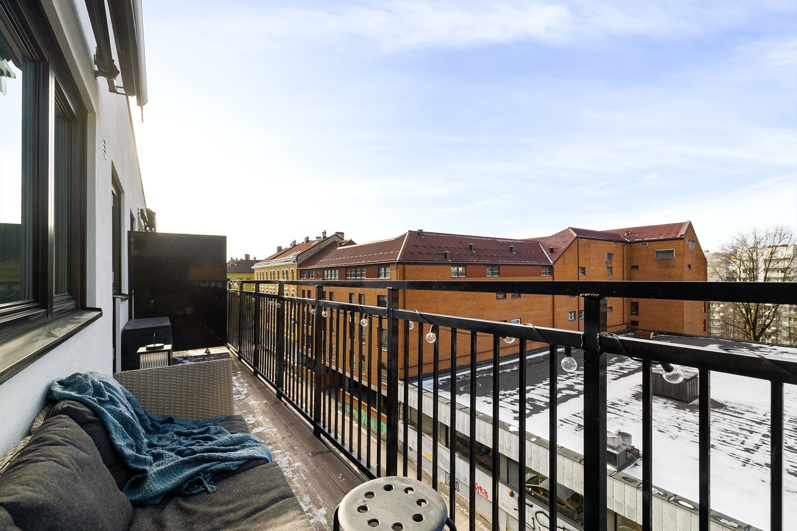 Her kan du nyte de fine solforhold og utsikt over nærområdet, enten med morgenkaffen eller rolige kvelder utendørs. Galleribilde