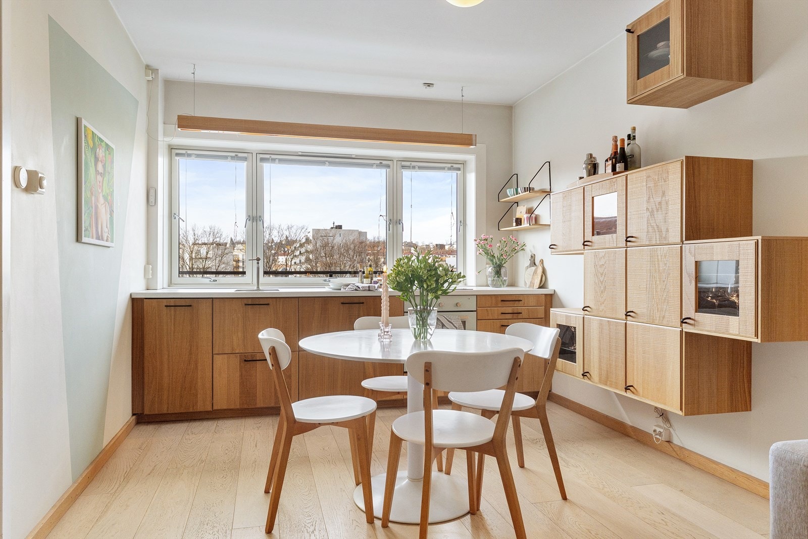 Den gode planløsningen legger til rette for naturlige soner til både matlaging, bespisning og avslapning. Galleribilde