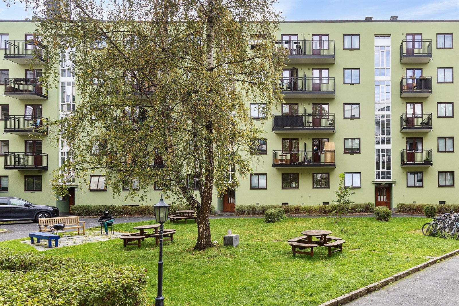 Bakgård på sommerstid. Galleribilde