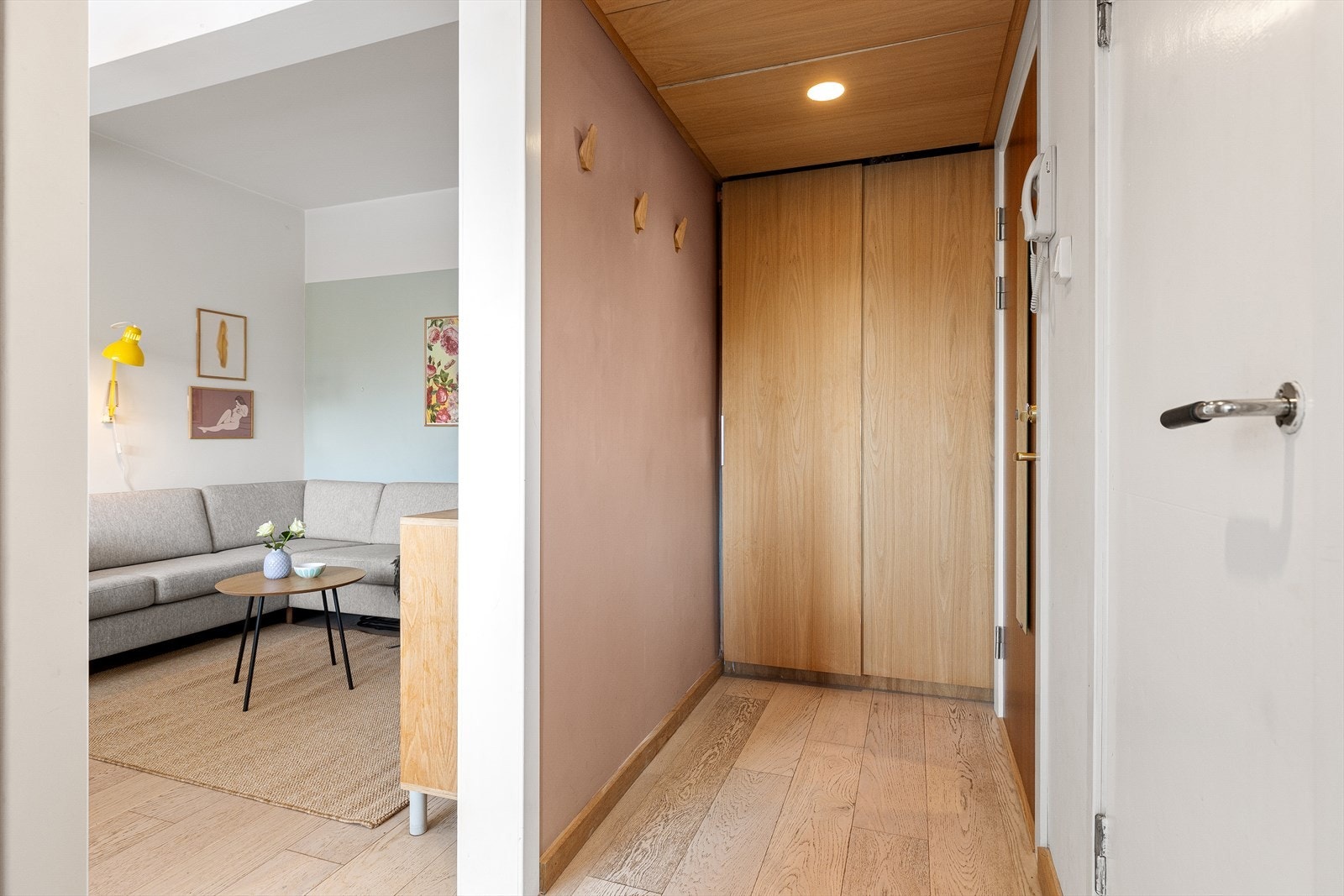 I entréen er det downlights i himling, og gode muligheter for å henge fra seg yttertøy og sko i plassbygd garderobeskap. Galleribilde