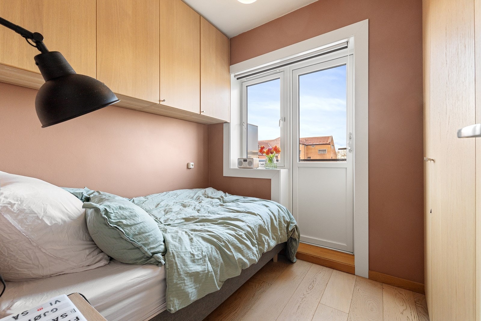 Soverommet byr på svært gode oppbevaringsmuligheter gjennom integrerte garderobeløsninger som utnytter rommets fulle høyde. Galleribilde