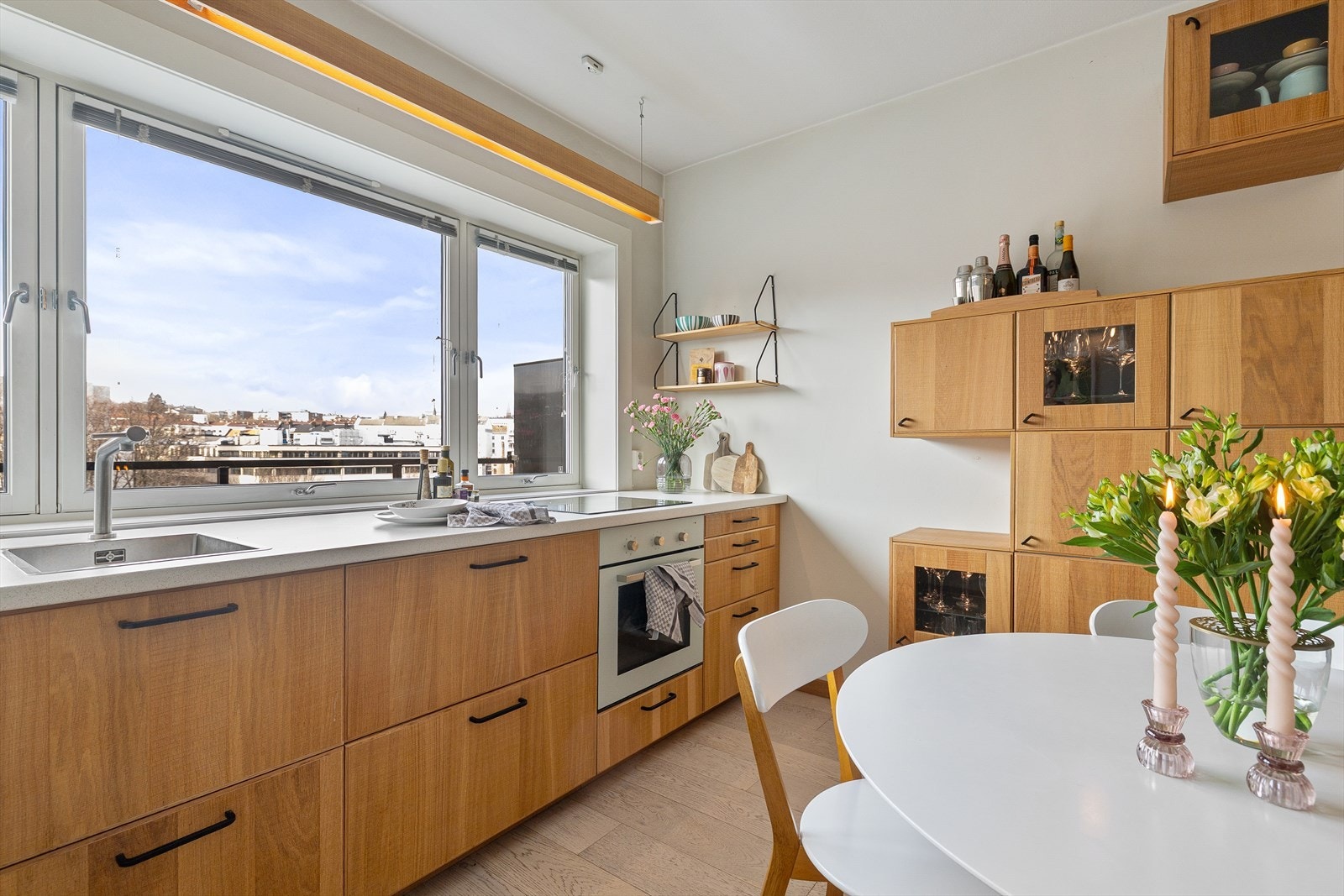 Løsningen er praktisk utformet med god oppbevaringsplass i både skap og skuffer, og har en funksjonell plassering i tilknytning til spiseplassen. Galleribilde