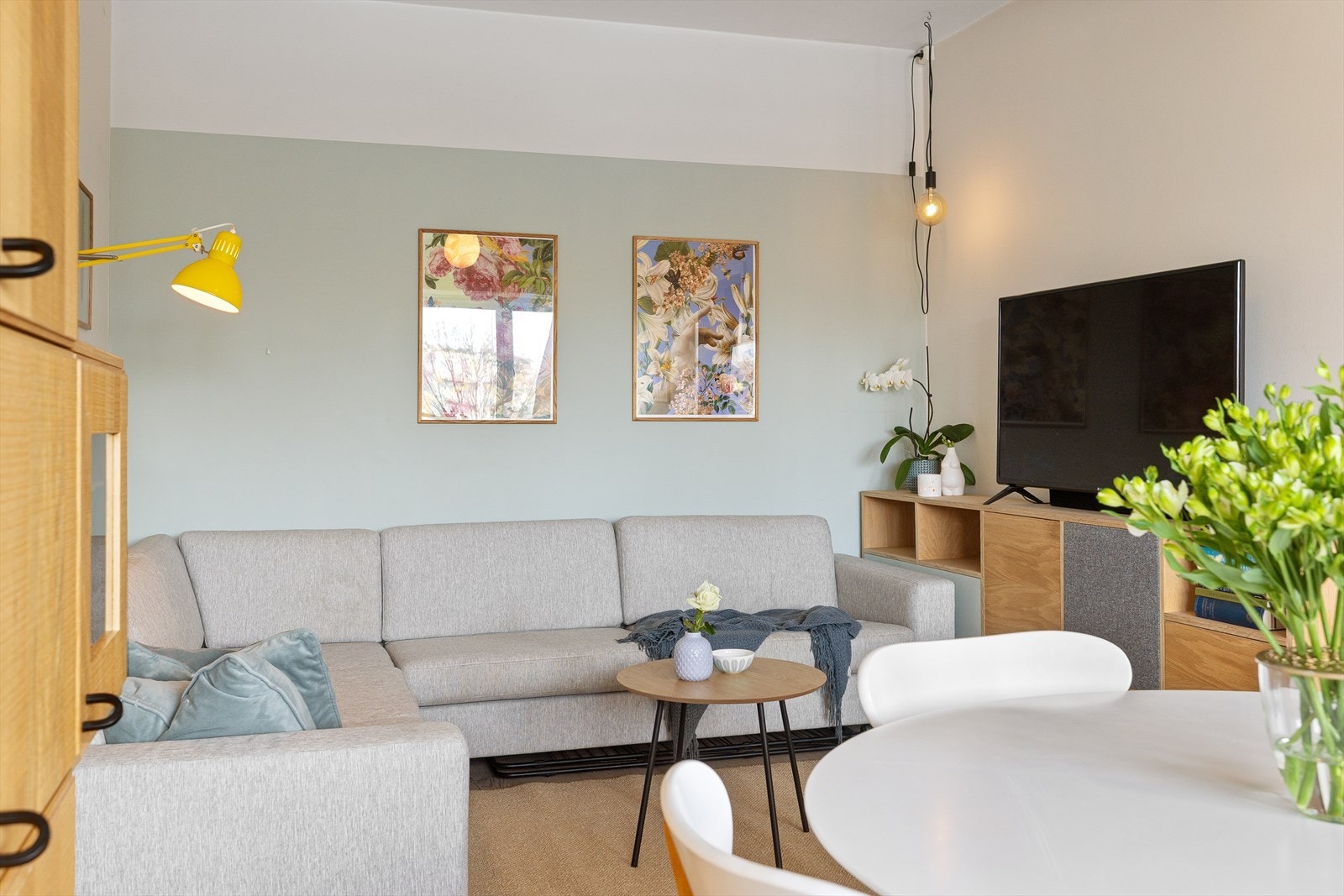 Stuedelen har en lun og avslappende karakter, med god plass til sofa- og sittegruppe samt mediemøbler. Galleribilde