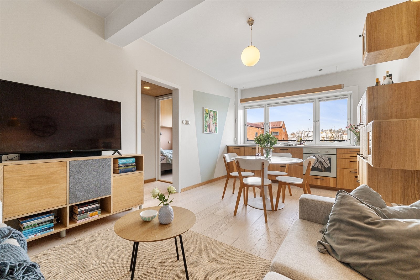 Her er det god takhøyde, og masse naturlig lys fra stort vindu. Galleribilde