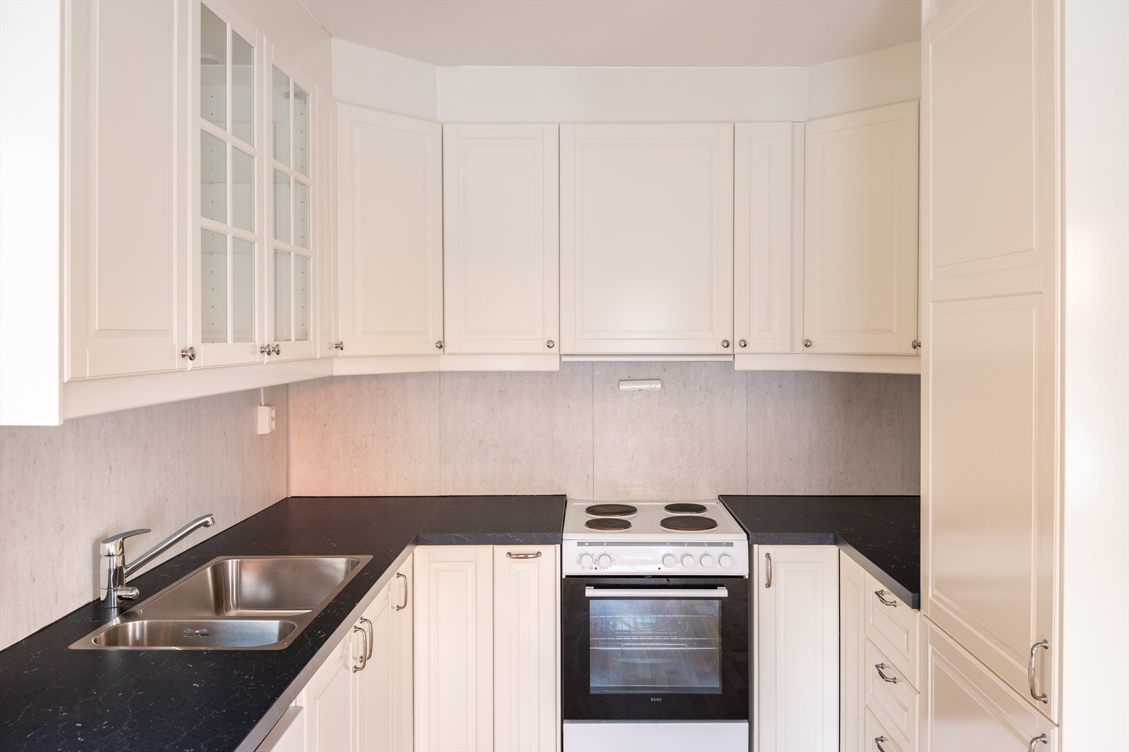 Her får du rikelig med skap- og benkeplass. Galleribilde