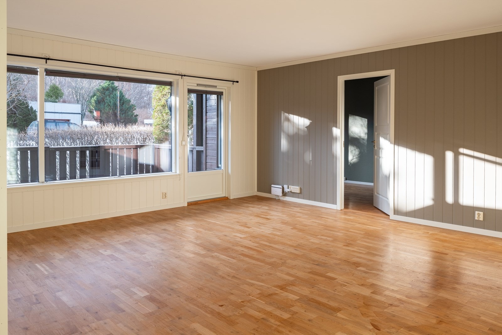 Leiligheten har en romslig stue på hele 28,5m². Her er det godt med plass for møblering etter eget ønske. Felleskostnadene er innholdsrike og inkluderer blant annet varmtvann, TV/ internett og kommunale avgifter. Galleribilde