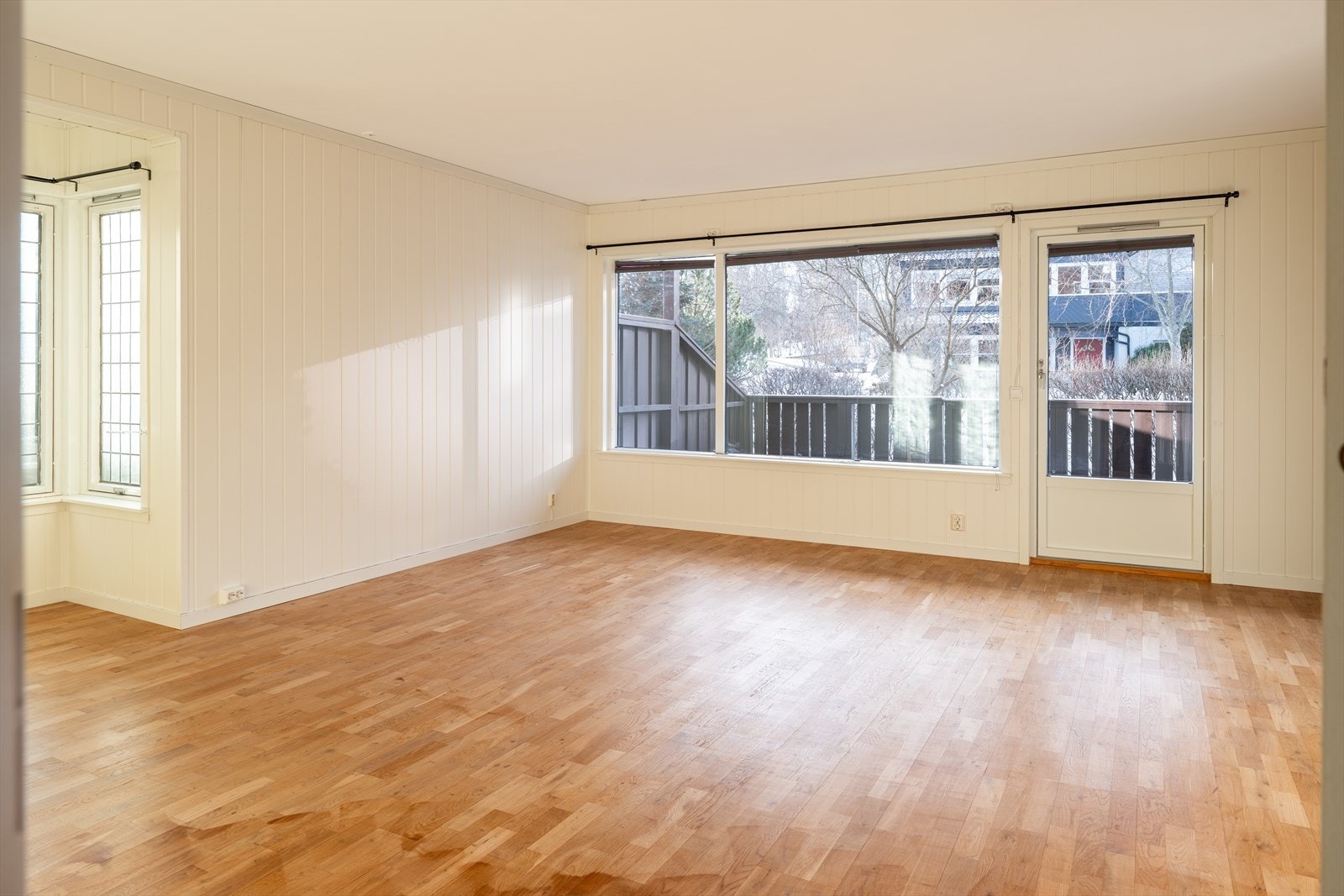 Leiligheten består av adskilt stue og kjøkken, terrasse, baderom, vaskerom, to soverom, entré. Det er tilgang til heis. Galleribilde