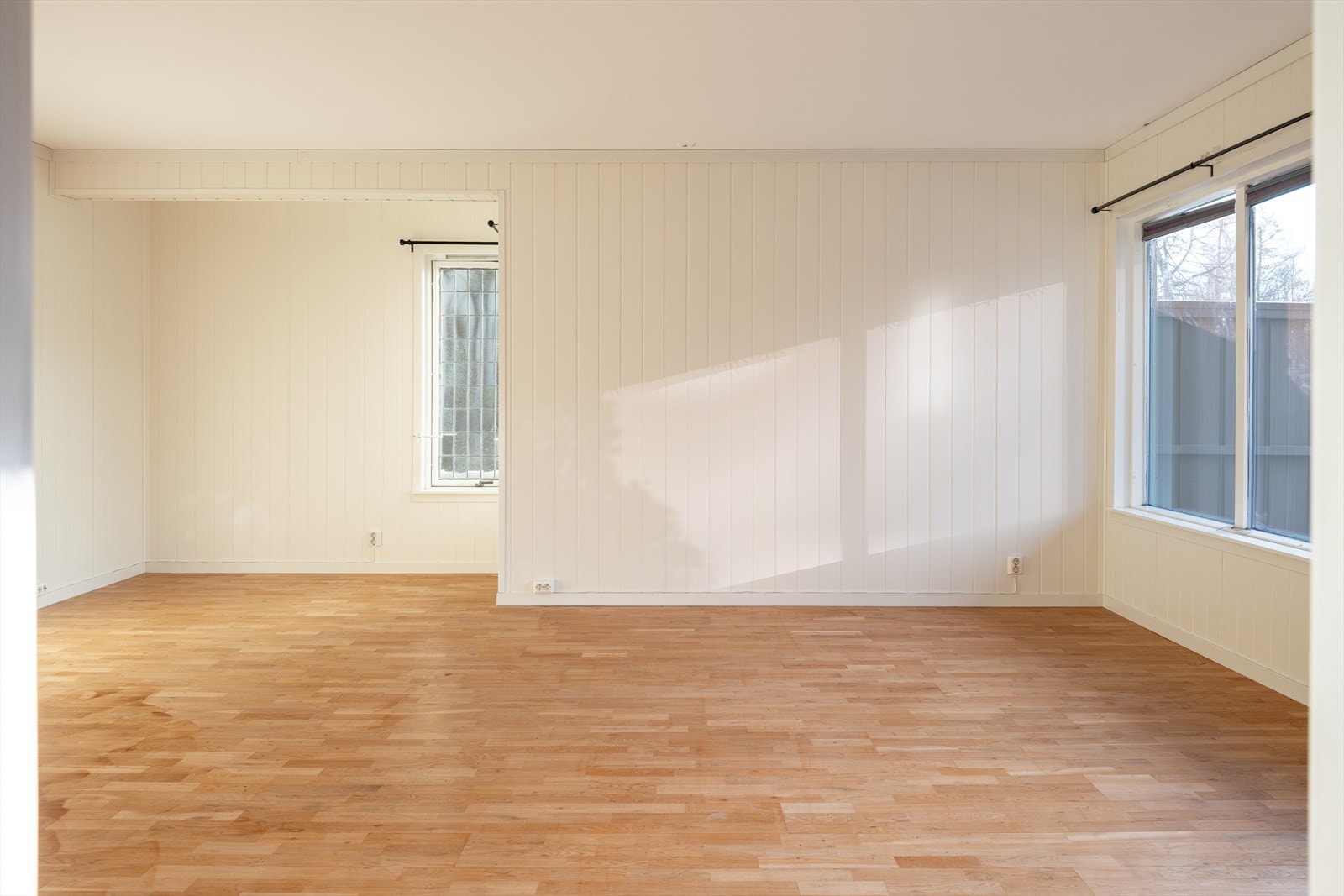 Den attraktive hjørnebeliggenheten gir ekstra med vindusflater, noe som gir lysinnslipp fra flere himmelretninger. Dette er med på å skape en luftig atmosfære i leiligheten. Galleribilde