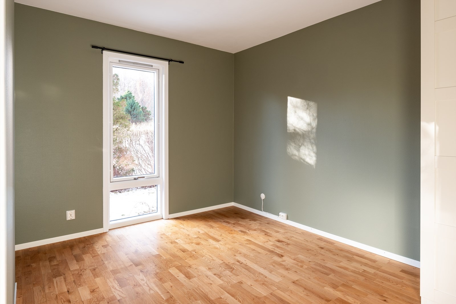 Her er det god plass til stor seng, nattbord og garderobeskap. Galleribilde