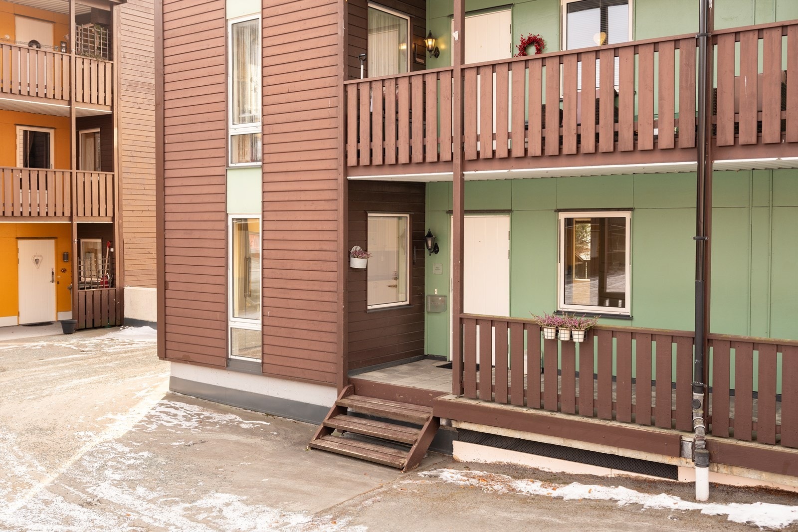 Borettslaget har et eksternt firma som bistår med snømåking og gressklipping av fellesområdene. Galleribilde