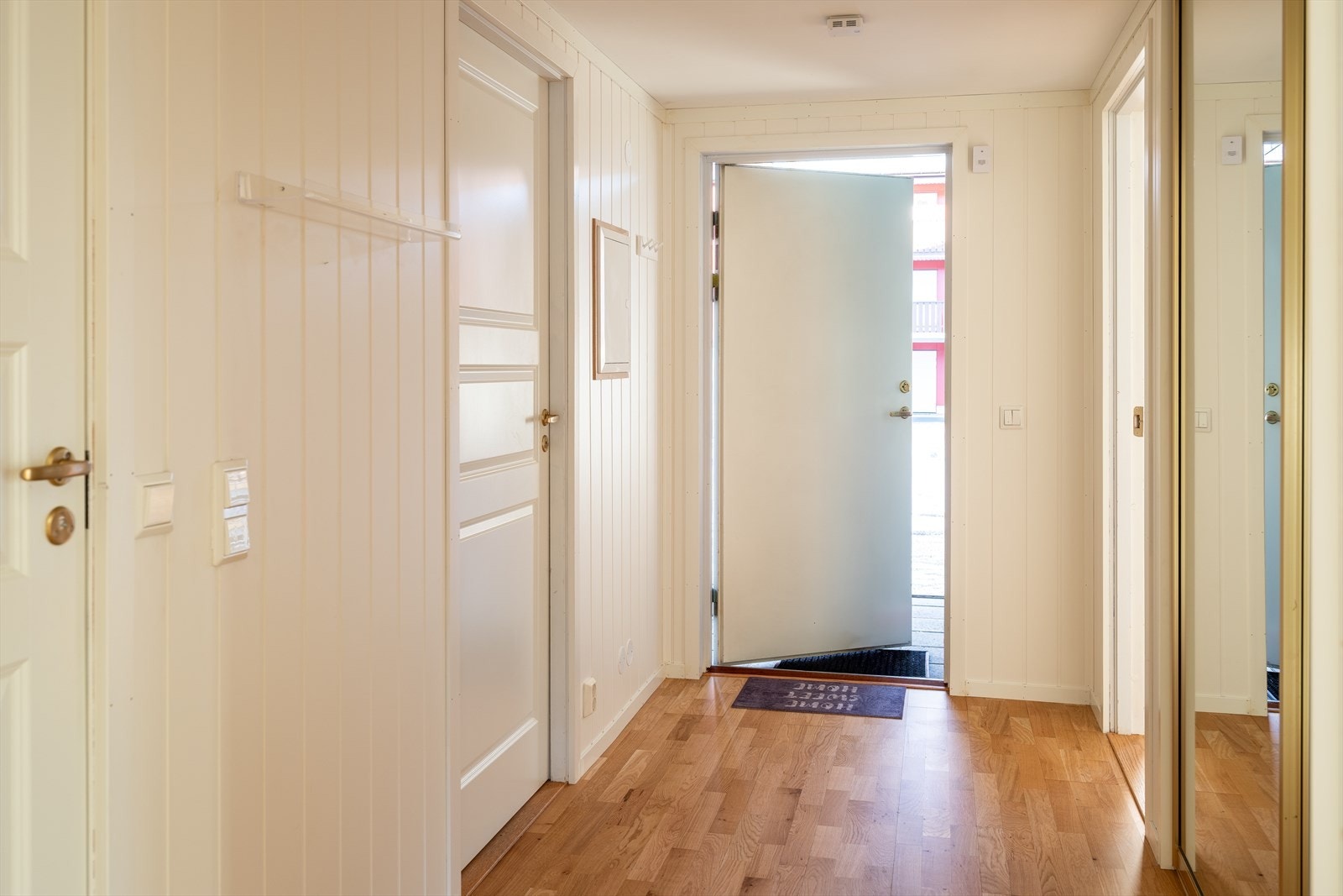 Innbydende og romslig gang på 7,5m². Det er også etablert praktisk skyvedørsgarderobe - perfekt for ekstra med lagringsplass. Galleribilde