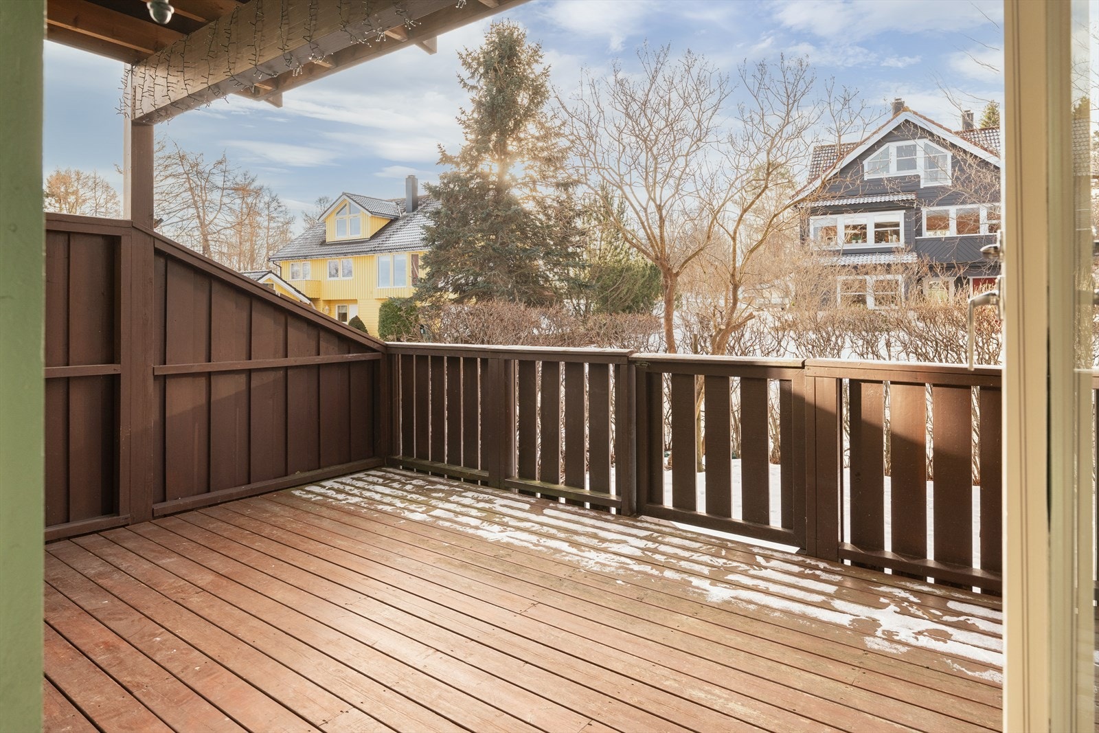 Videre vender terrassen mot sørvest, noe som byr på gode solforhold. Galleribilde