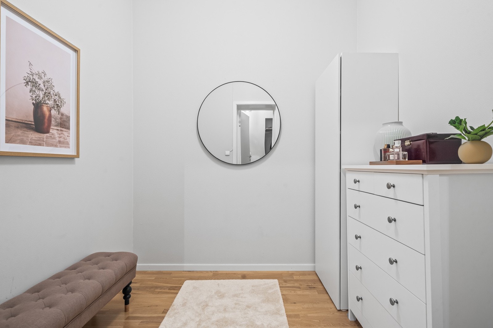 Fra entréen er det adkomst til en innvendig garderobe, som gir gode oppbevaringsmuligheter og bidrar til en ryddig entrésone. Galleribilde