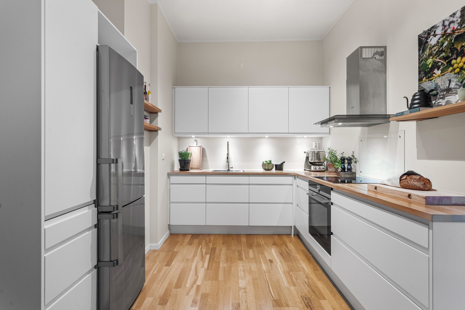 Stilrent Designa kjøkken fra 2016 med glatte fronter og heltre benkeplate. Galleribilde